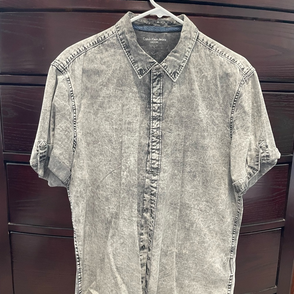 Excellent condition short sleeve button down (snap buttons)